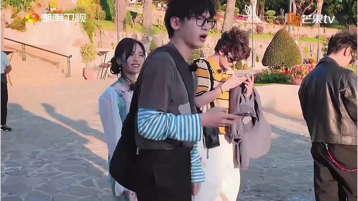 沈月翟潇闻零帧共脑 哇塞!沈月翟潇闻海边拍照零帧共脑，同频哼歌默契值拉满，仿佛灵