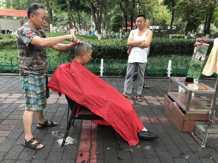 今天骑着两轮电车到街上转了转，我发现，许多休闲场所，都有5元理发的。

这种现象