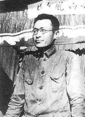 1935年，一间屋子里挤着一群人，气氛十分冷淡，有个人伤口还在化脓，体温发烫，硬