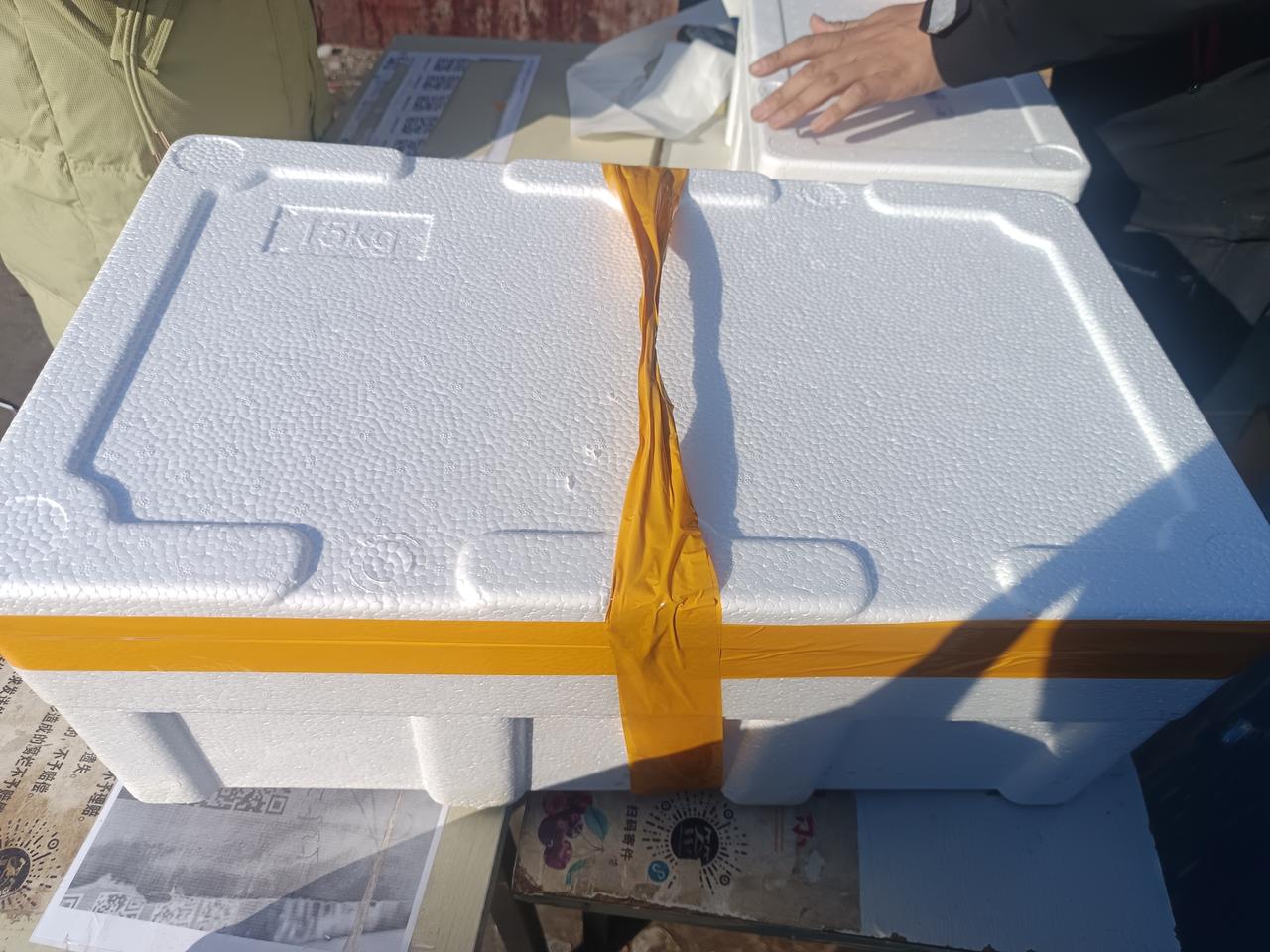 上午在海鲜市场，往哈尔滨发一个海鲜大礼包。
海产品300元，顺丰快递费145元，