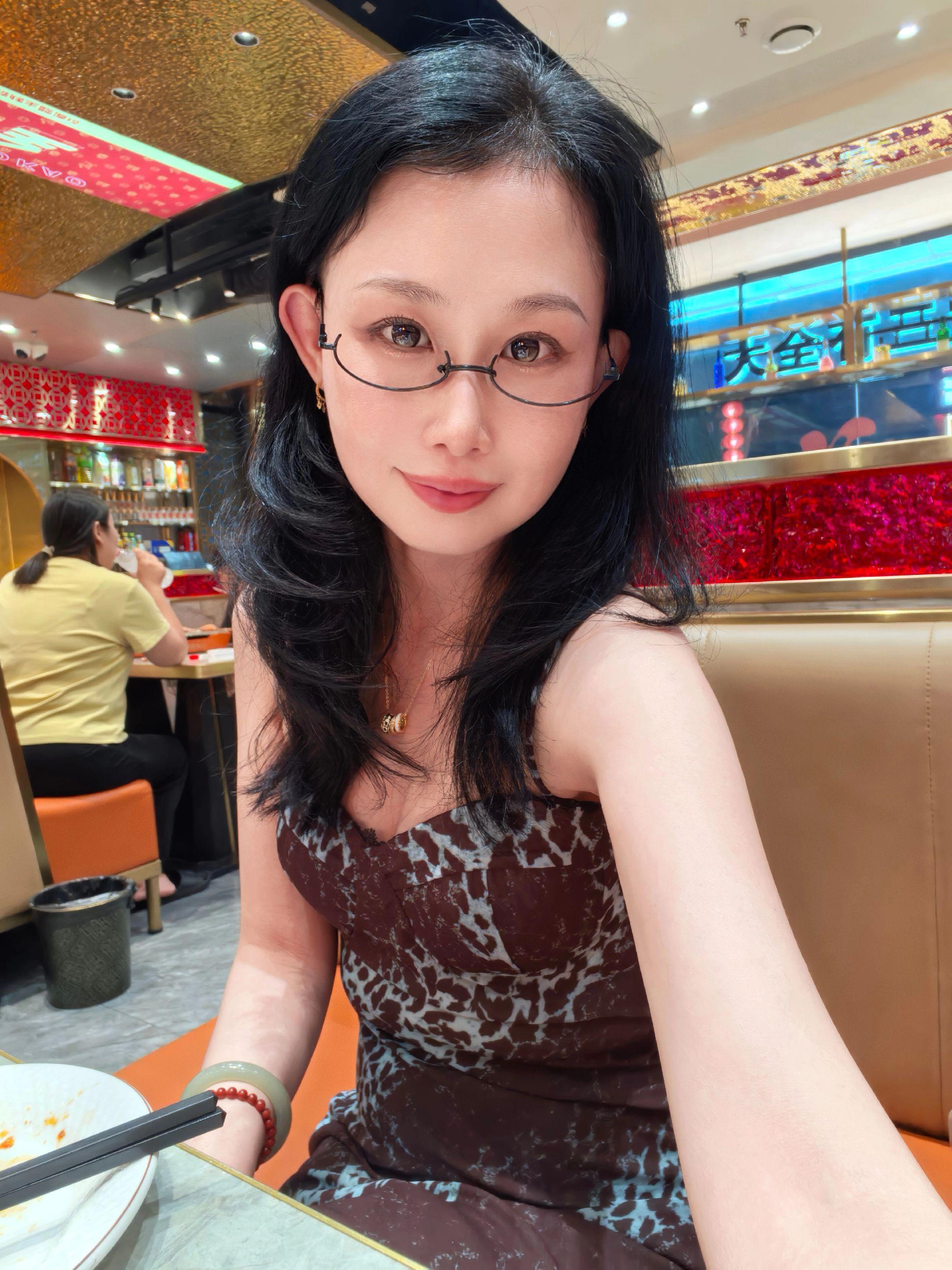 蜜妮。42岁，因为一个误会，和多年的好姐们失联又复合了，很开心我们又和...
