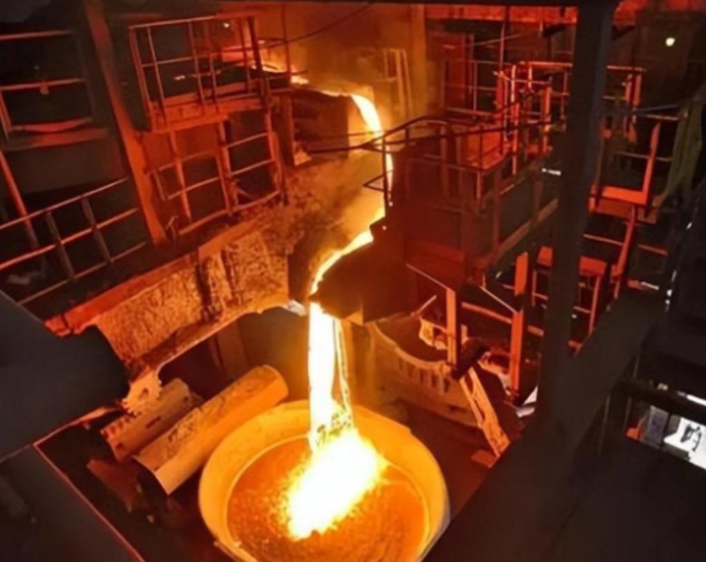 2022年，一名25岁的瑞士电工失足掉进了一个720°C的熔炉，熔化的金属瞬间没