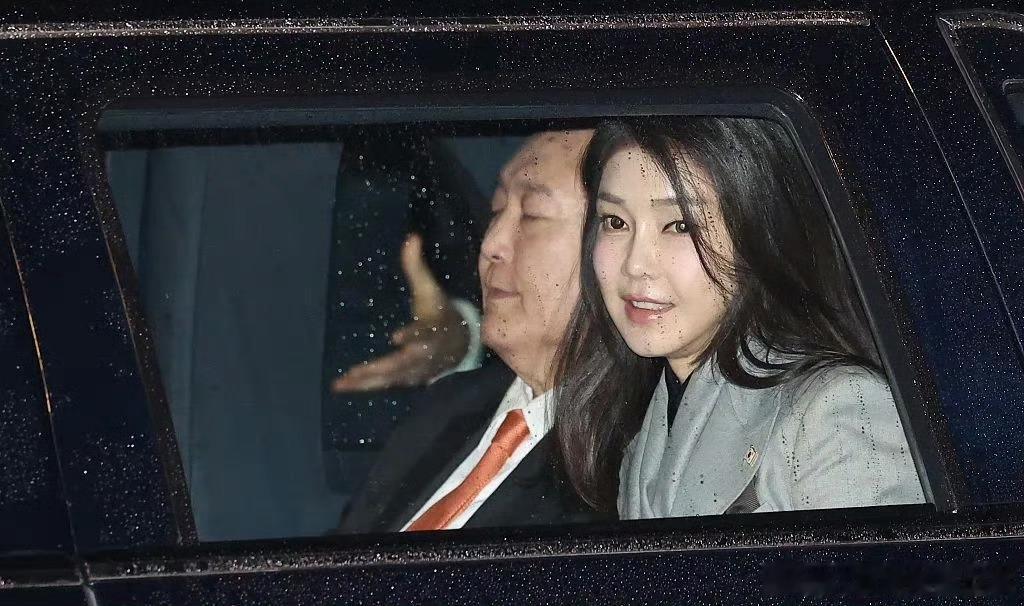 韩国法院批准尹锡悦逮捕令 如果尹锡悦被逮捕了，他老婆会如何？[偷笑] 