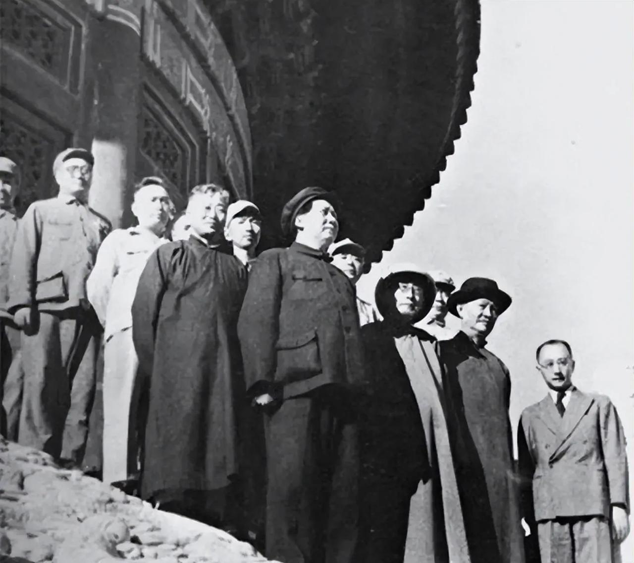 1949年9月，毛主席与大清官员游赏天坛时，突然问道：“大翰林可曾见过几次慈禧太
