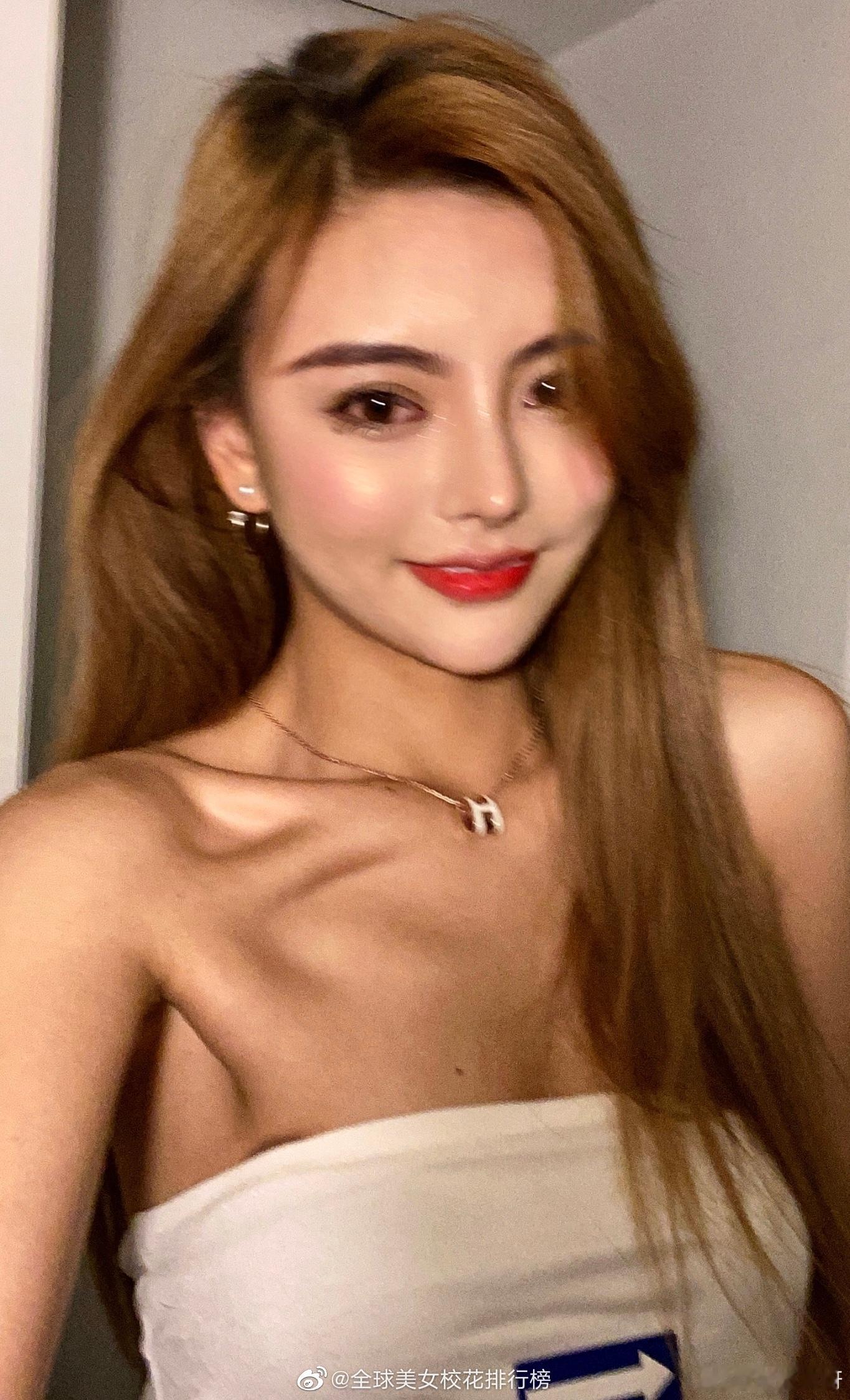 美女谭爽爽，贵州民族大学，99年，天秤座，身高168cm，体重47kg，喜欢打羽