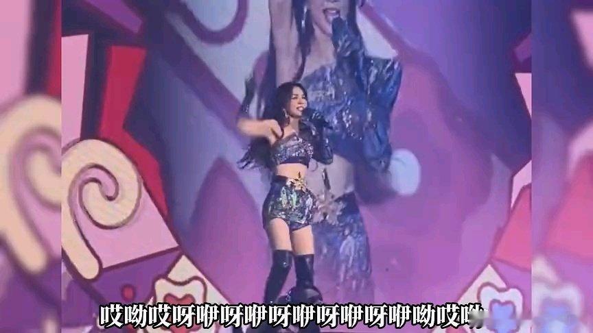 凤凰新闻【Ella陈嘉桦青岛演唱会杀疯了！穿公主裙大秀肌肉反差感拉满，金曲连唱劲