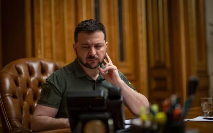 泽连斯基对特朗普“落井下石”，眼瞅着美军陷入中东泥潭，特朗普可能输掉中期选举，泽