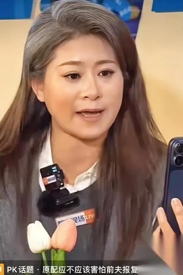 “他跪在门口求复合。”

“我笑了。”

下一秒，我把那束百合直接扔进垃圾桶——