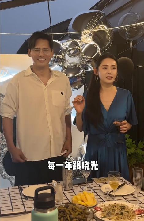 于晓光过生日，秋瓷炫忙里忙外把现场布置的像是求婚，夫妻俩现场互动十分恩爱，就是准
