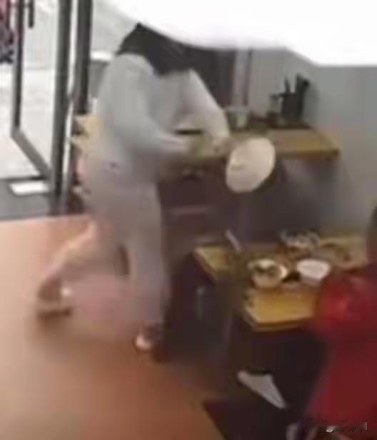 这女子也太厉害了，脾气暴躁，一言不合就用热面扣头。
这事发生在杭州一面馆，中午饭
