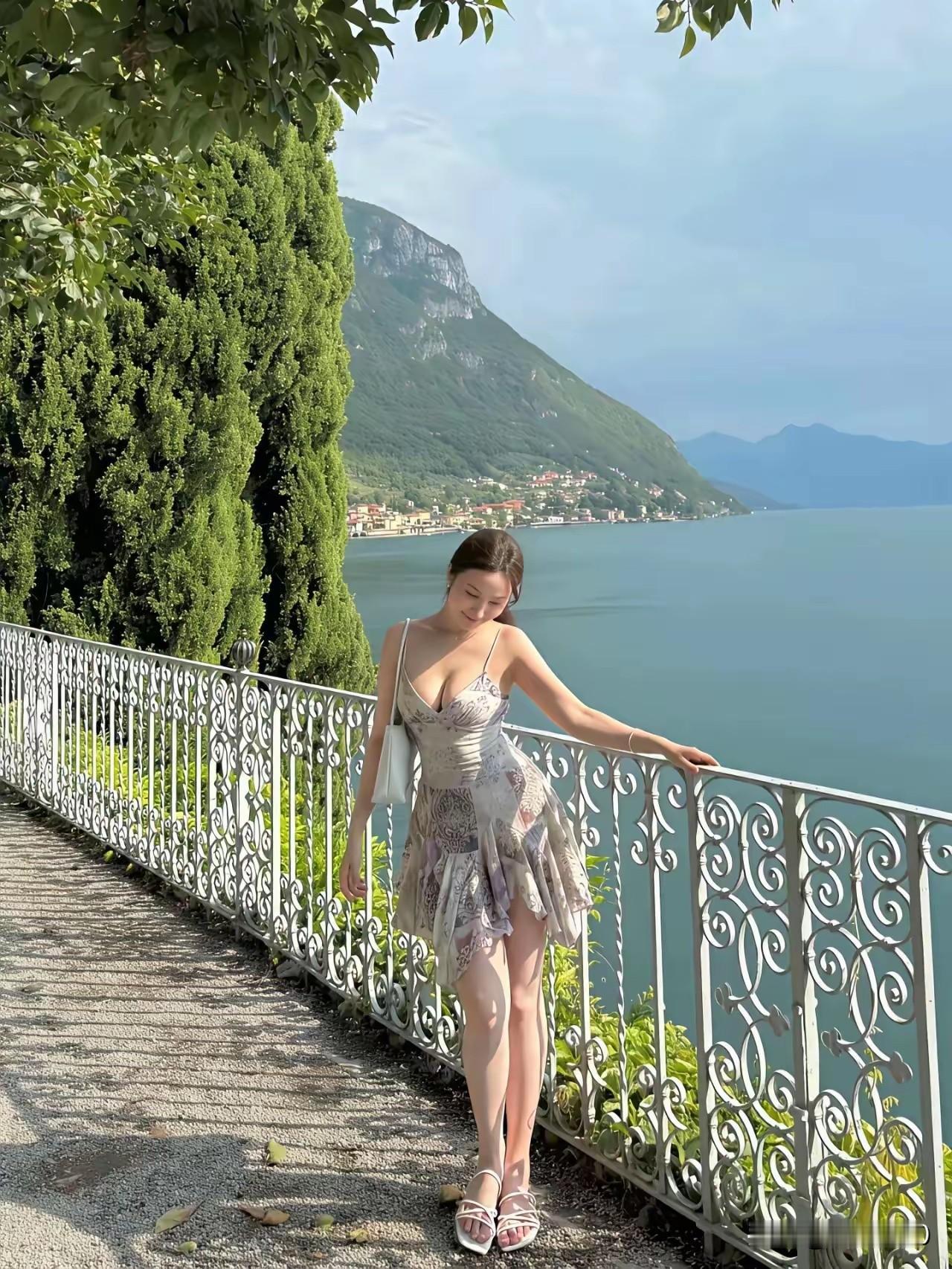 碧海蓝天景色美，身着吊带连衣裙人更美。
