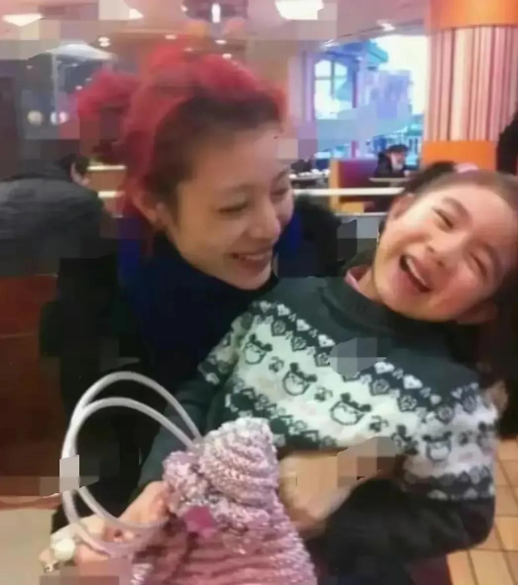 人生没有后悔药，无论你是普通人还是成功人士？
相信葛荟婕会经常想起她和女儿一起玩