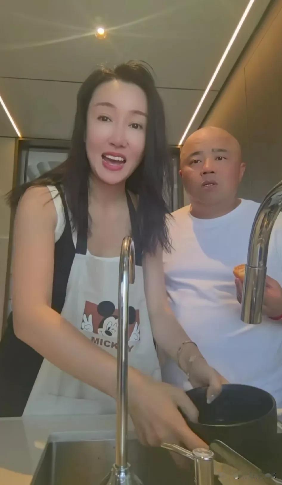 这两位一直发两口子的视频，大部分的内容属于幽默风趣类的夫妻日常生活，男的曾经上过