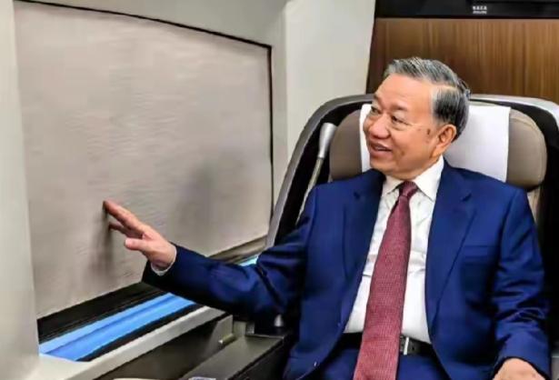 都在说苏林坐高铁是“体验”，告诉你，这是外交史上最狠的一次拒绝。
他用10个小时