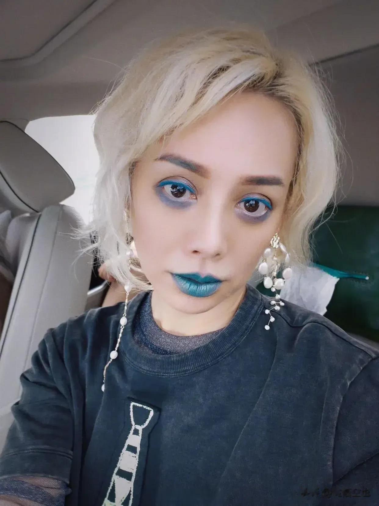 宁静真不愧是绝世美女，也只有她这样的美女才敢画这样的妆容！宁静是一位魅力四溢的女