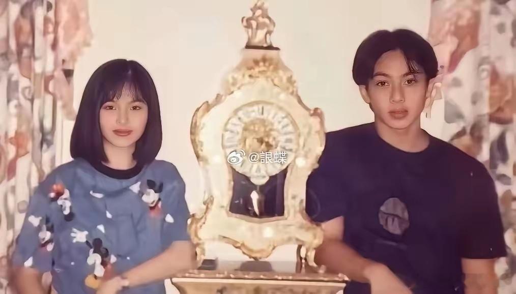 吴尊少年时与太太的合照，初吻发生在她家客厅。林丽莹相貌平平，家庭条件优越。吴尊自