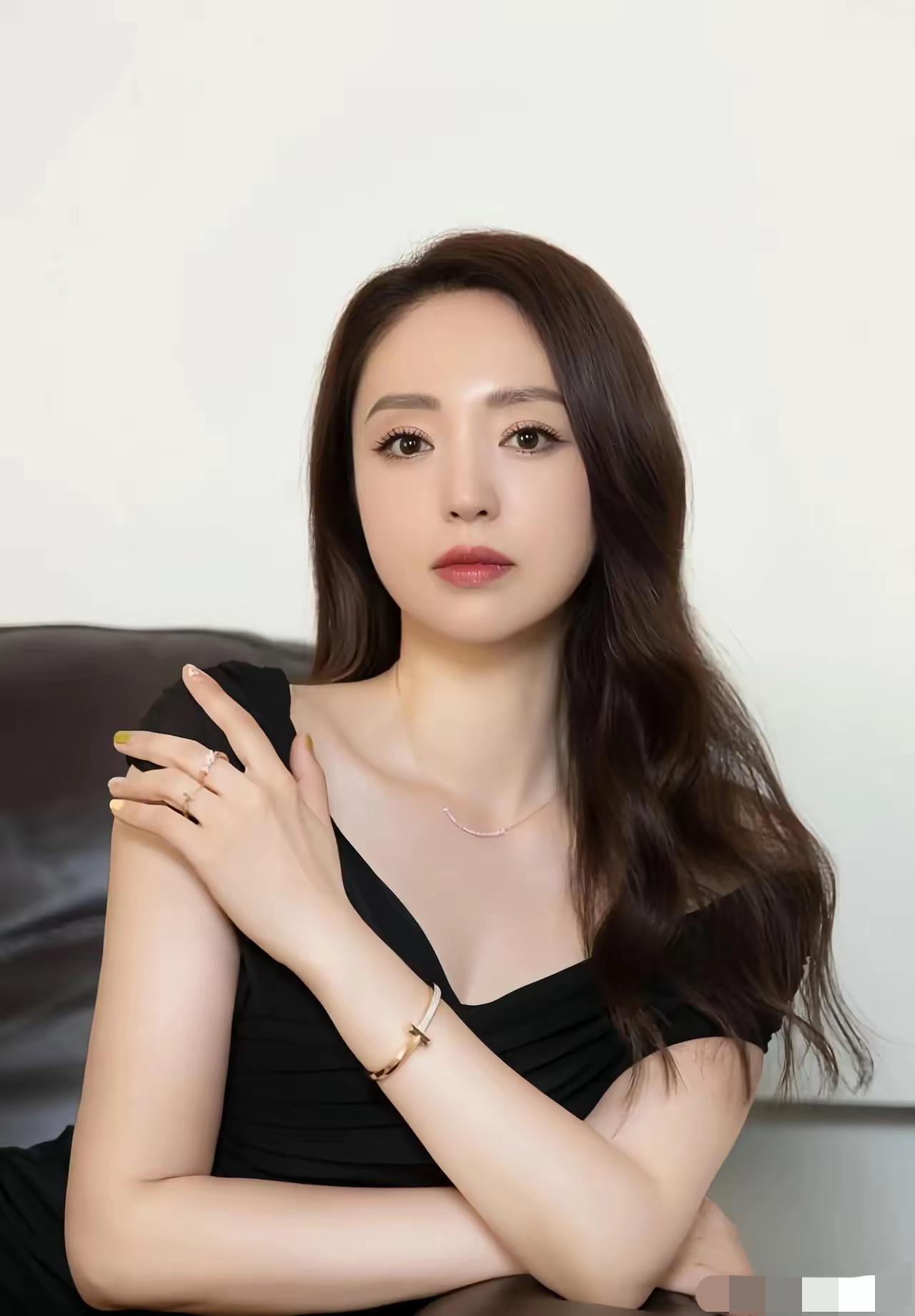 董璇说，上一段婚姻不仅仅是因为丈夫出轨。还有生养小酒窝时，我3年没有任何经济来源