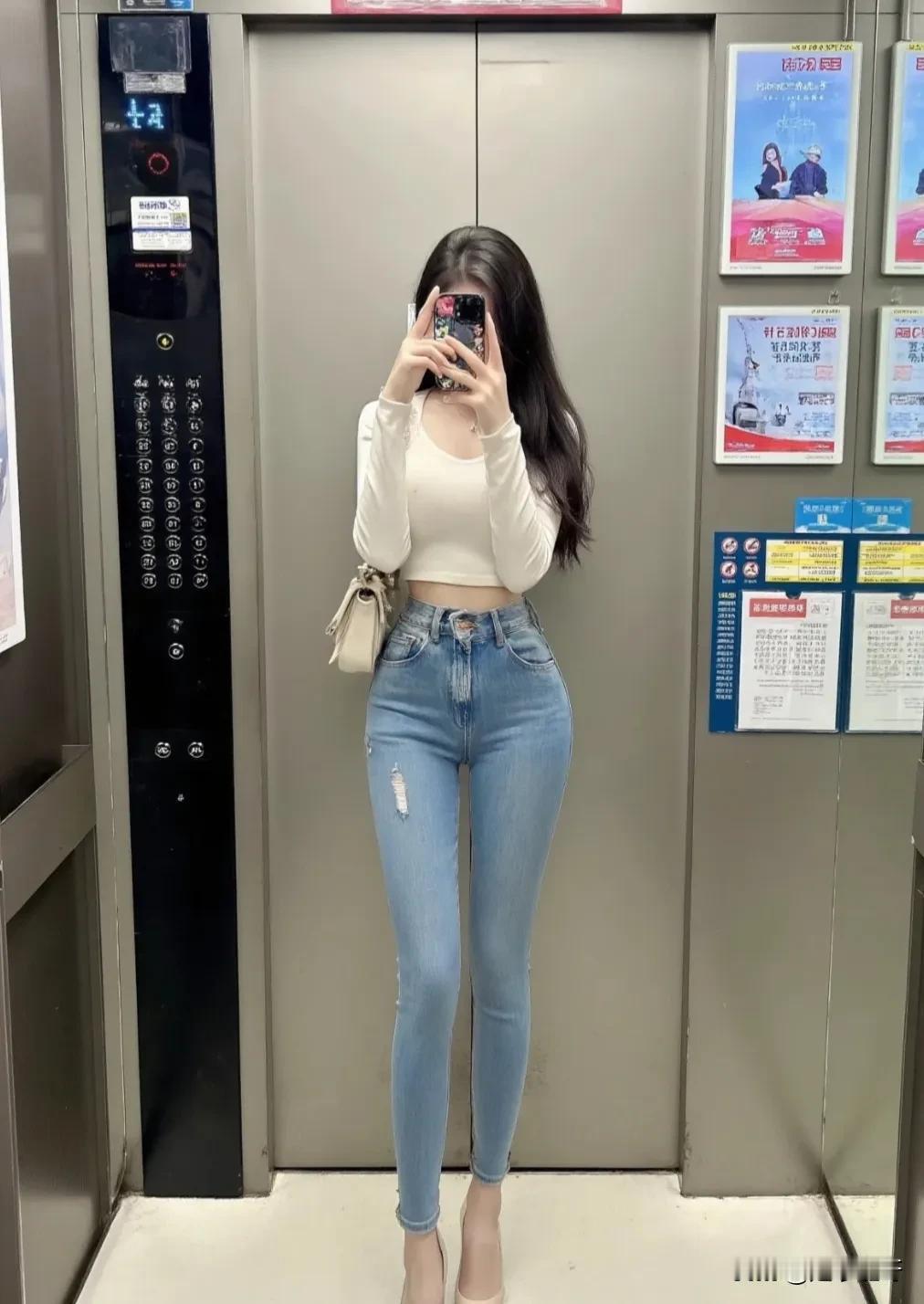 美女简单牛仔裤穿搭，上班中