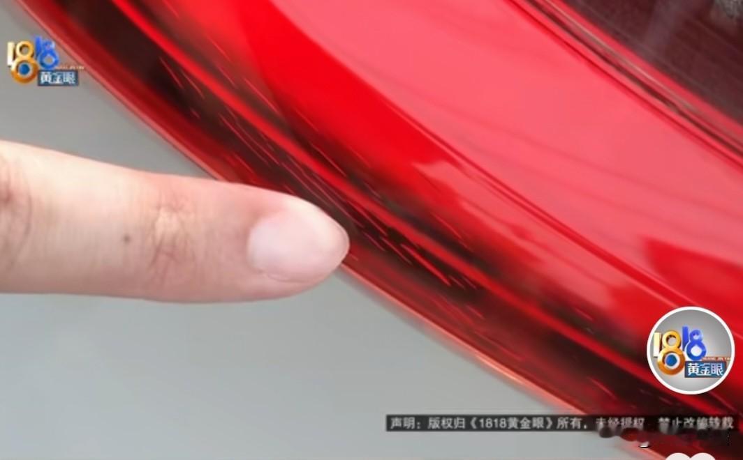 浙江温州，女车主尾灯保修期内坏一次，过保又坏一次。车主李女士表示，灯是从里面坏的