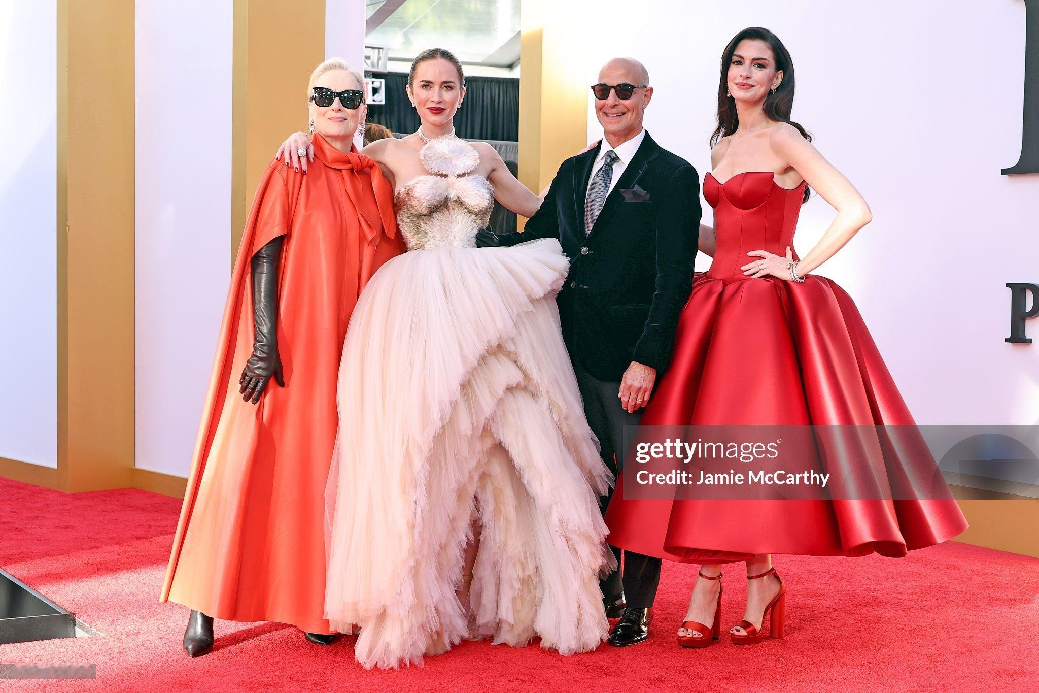 艾答应这张合照包括造型感觉也和第二部剧情呼应上了 ，有种老娘终于翻身做老大的意思