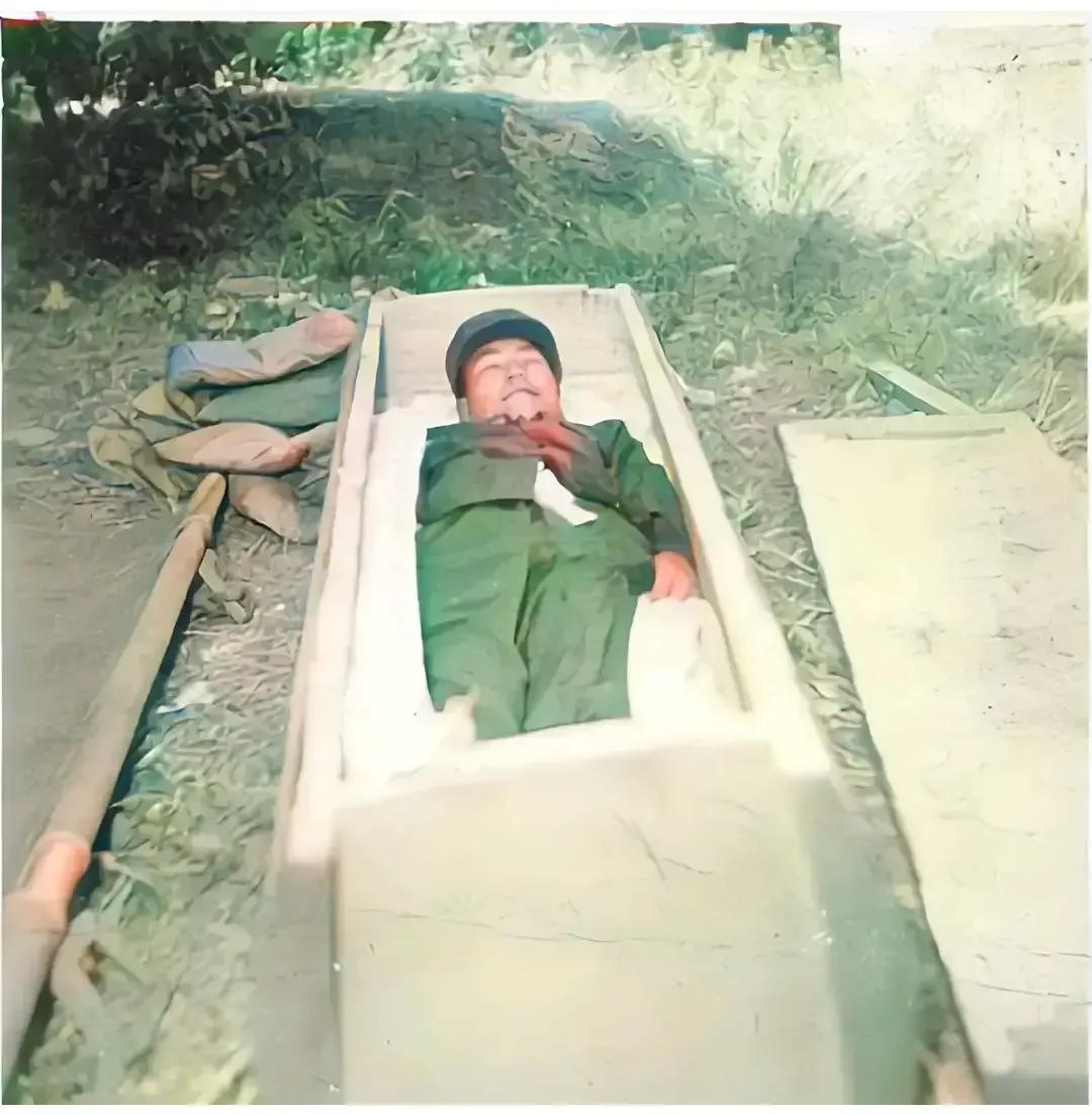 1979年，对越自卫反击战中，云南籍烈士李光华，英勇牺牲，这是他入殓仪式上，留下