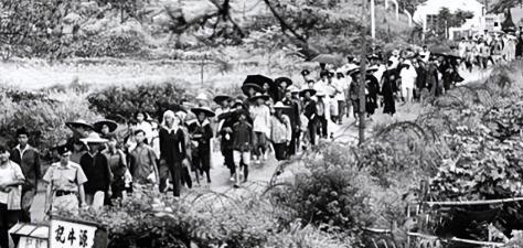 1980年，这是一群从内地逃到香港的人，在排队领香港身份证。当时，只要你能到达香