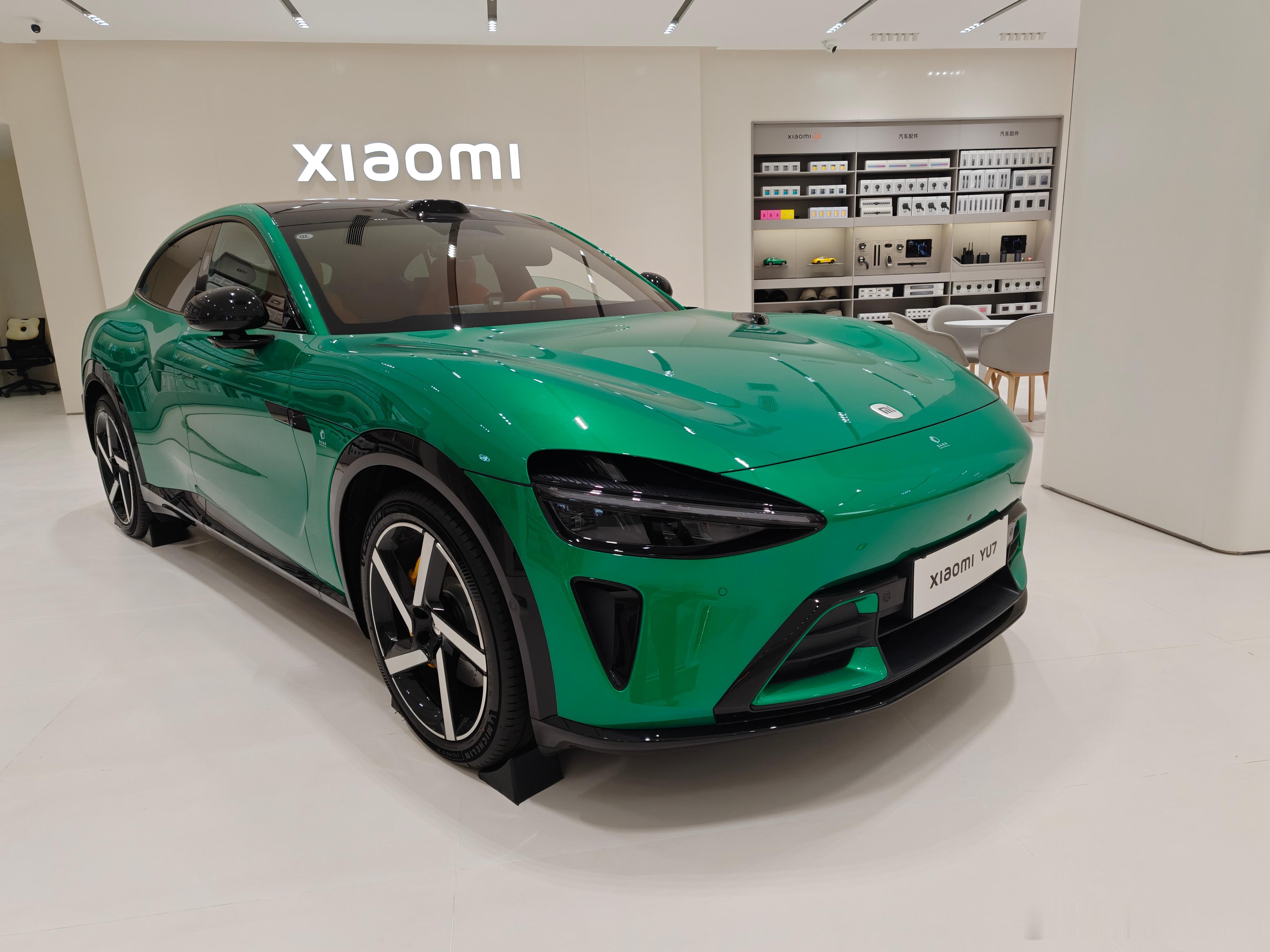 抽空体验一下小米 YU7 真不错呀。还送了一个1:64的车模，虽然很小，质感细节