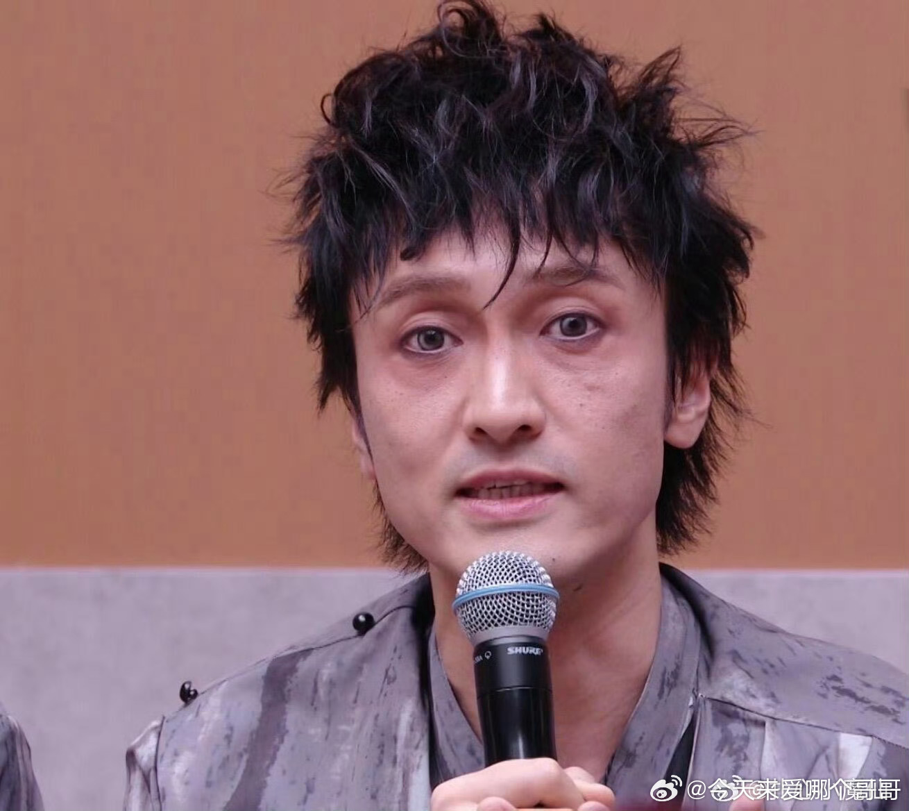 妈耶王传君化的什么妆，他也才40岁吧 