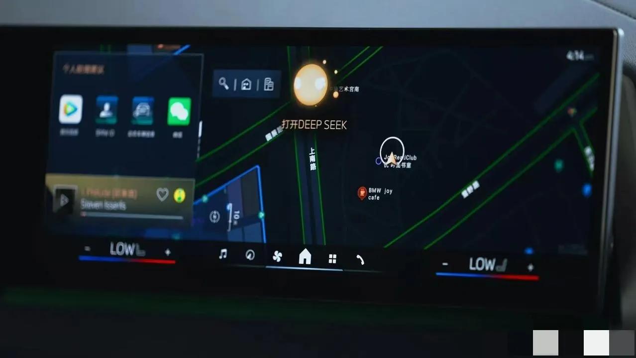 4月23日开幕的2025上海车展上，宝马展台变身“巨幕影院”版BMW新世代超感智