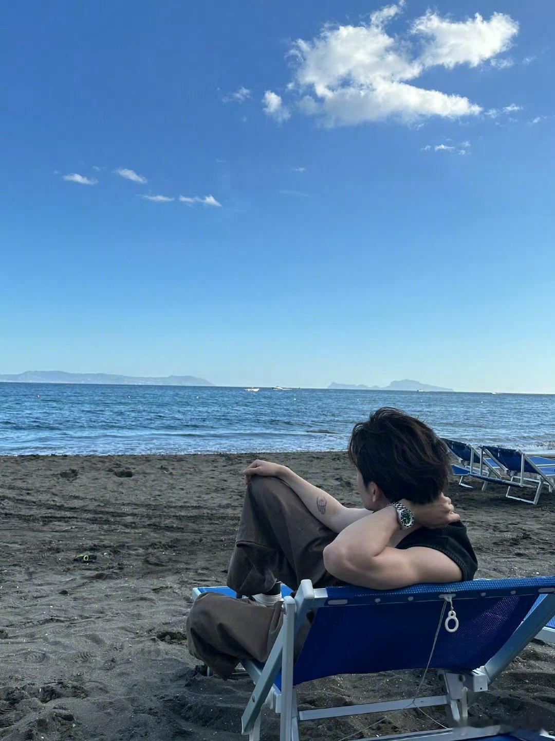 曾舜晞女友视角的背影 这背影自带治愈感！挺直的脊背像在说“有我在”，连走路都透着