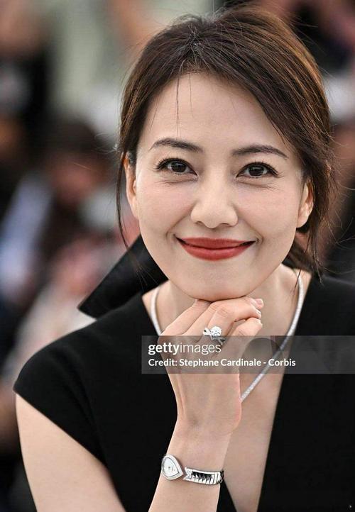 气质女神高圆圆一改往日温婉清丽形象，首度以老年妆造型亮相大银幕。妆容质感逼真，鬓