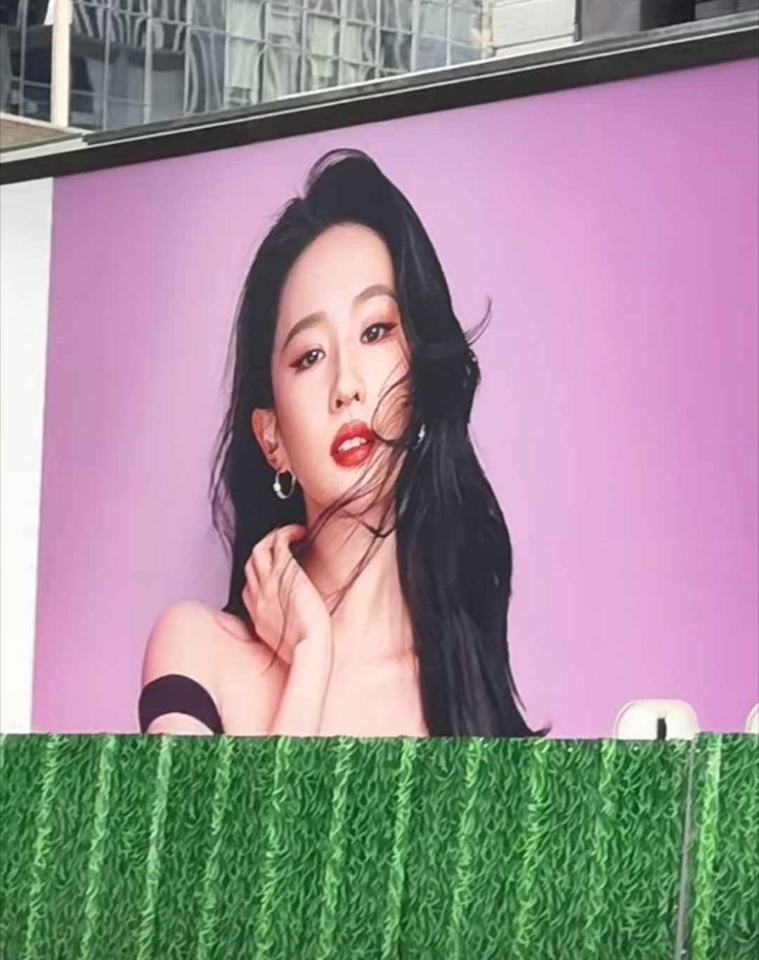 祖玛珑地广正在铺，很长的一条，全是刘亦菲 