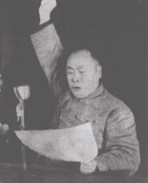 1949年5月30日，上海百万职工的代表在大光明电影院举行盛大集会庆祝解放，陈毅