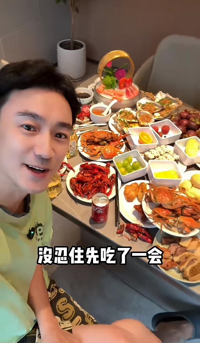 嘿嘿嘿，明星吃自助也要吃回本吗。

演员林佑威和朋友到东北体验洗浴文化，他体验完