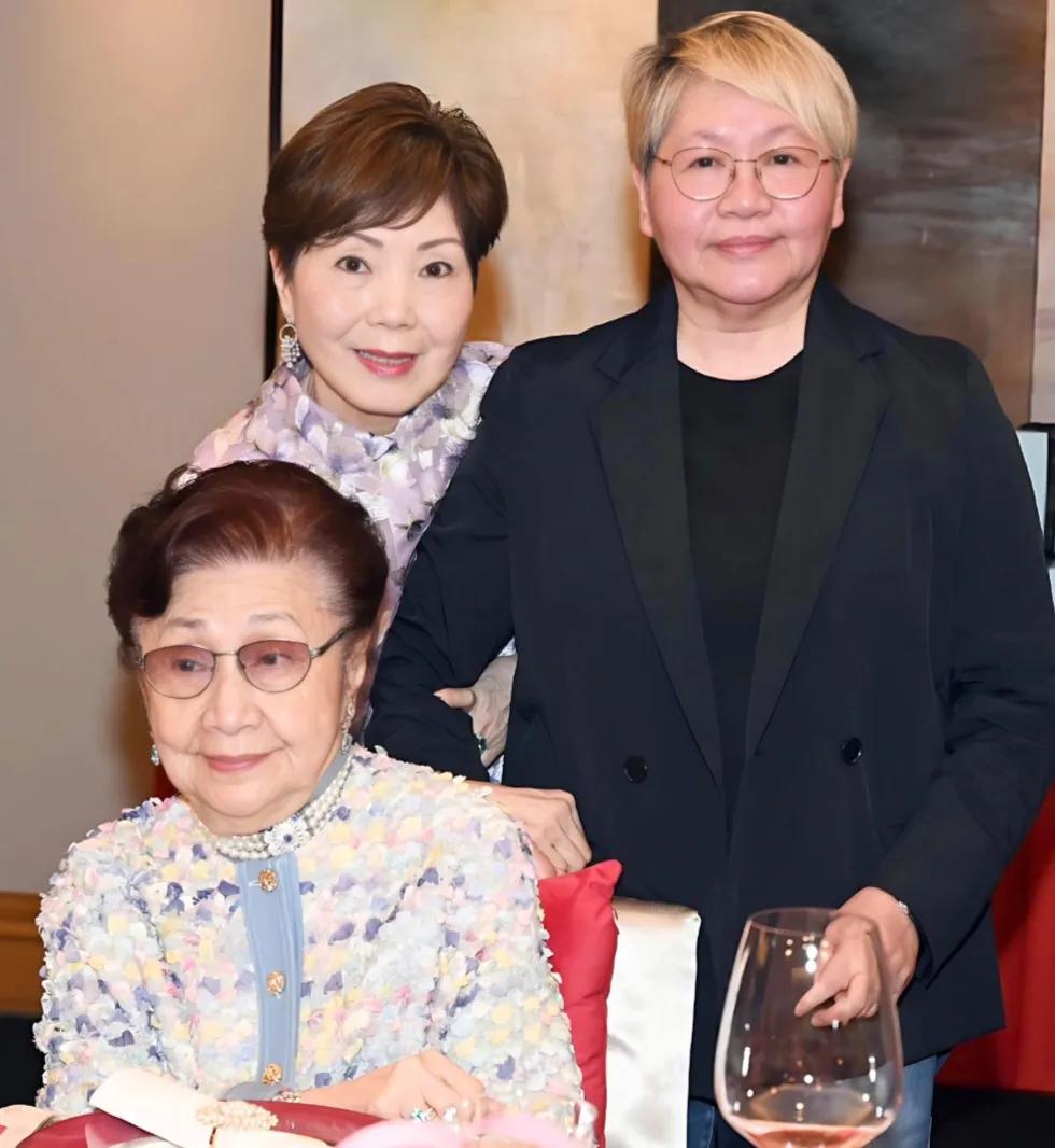 粤剧表演艺术家白雪仙参加友人生日派对，97岁状态真好！

昨天，她的友人高太在酒