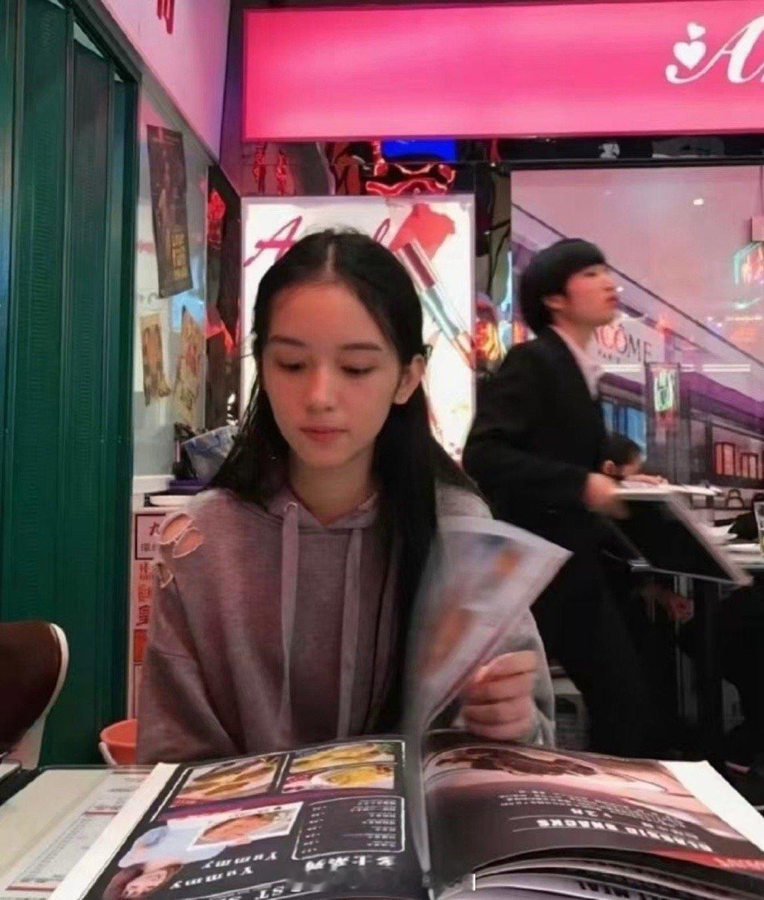  周也早期穿搭 狠狠心动！周也早期穿搭青春感爆棚，每套都好看到想照搬，颜值衣品双