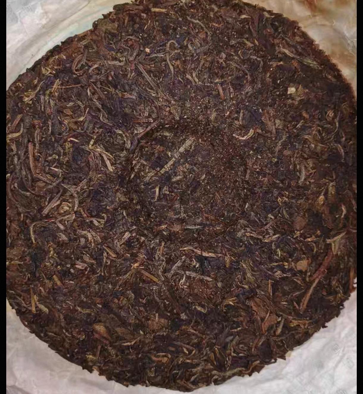 这片茶是不是发霉了？
最近听说有款普洱茶查出了农残超标，
每公斤检测出1.17毫