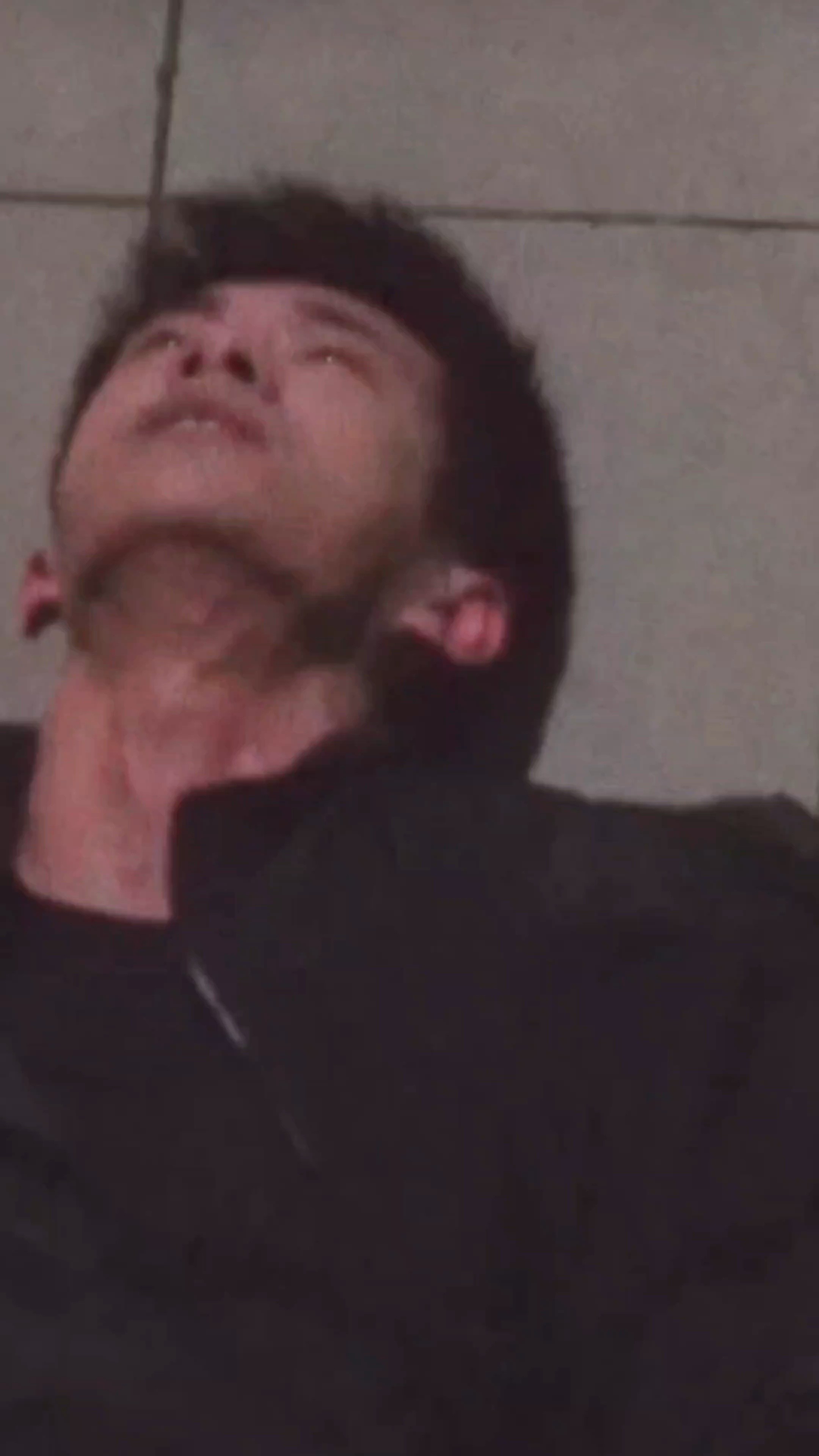 看过张艺谋大男主电影老井的都懂，他有青筋暴起这方面的表演经验，知道怎么拿捏观众的