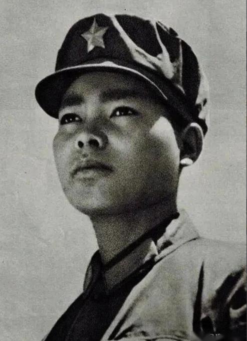 1979年，19岁战士岩龙，一人消灭56名越军，捡到一件战利品，不幸的是，他因将