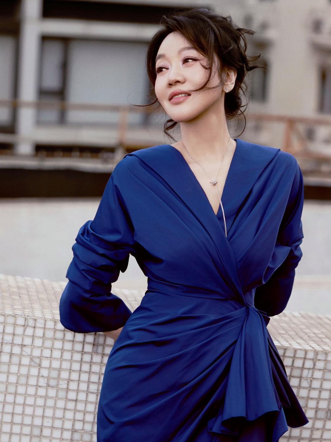 演员闫妮曾分享一段趣事：当年在西安回北京的火车上，她突发奇想给侯总发了条微信，坦