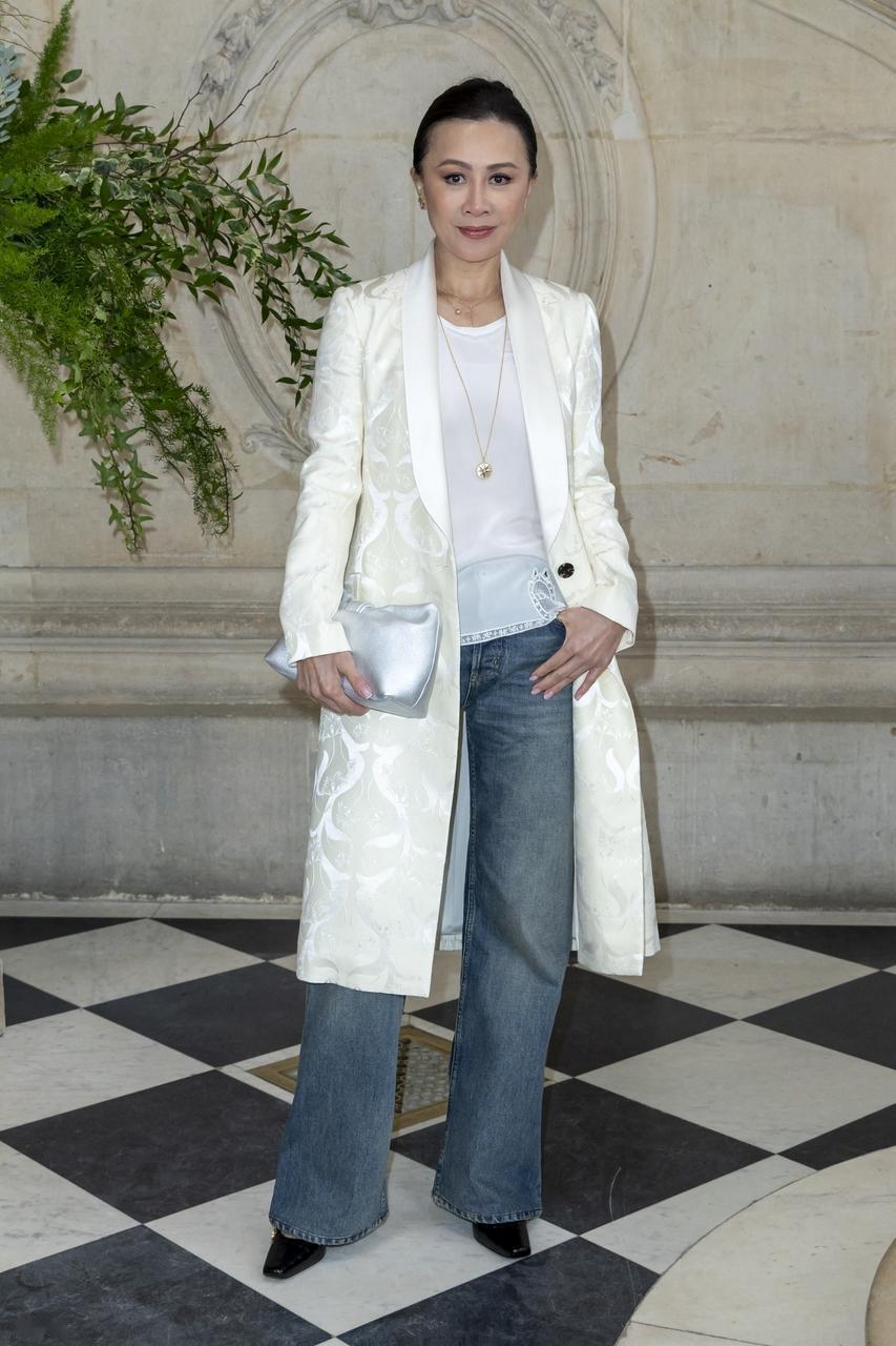 最近刘嘉玲在出席时尚活动的时候搭配的非常靓丽，看起来也非常的有吸引力，也很有明星