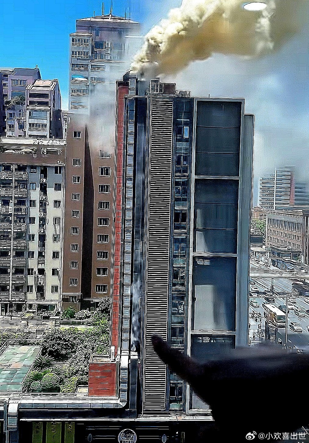 中国大陆某地的高层大楼眼看着着火了。看着像是烟道里的油污着了 