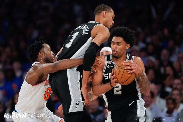 NBA 上半场比赛结束，马刺队投中14记三分球，创造总决赛半场三分球命中纪录。半