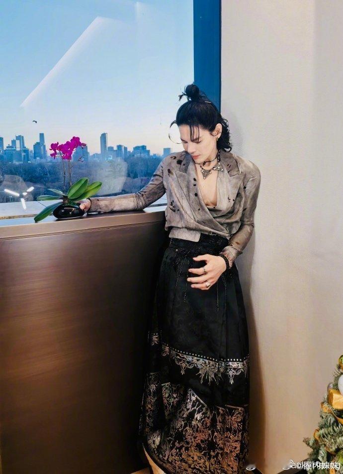 向佐 马面裙好抢镜，搭配丸子头戴郭碧婷送的项链，网友表示还有点小帅。[doge]