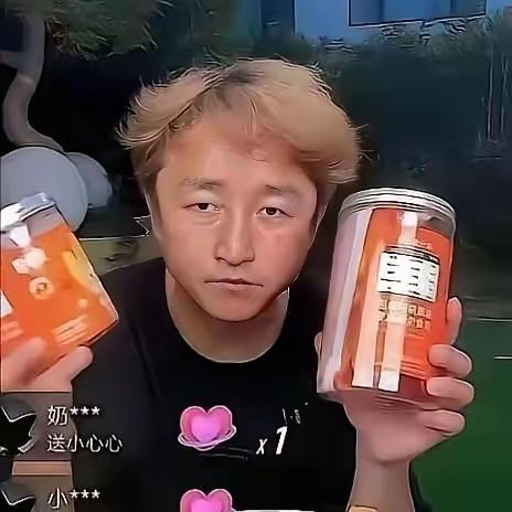 偶然刷到邹市明的直播，
短短几分钟我就选择退出。
不是直播间商品不合适，只是看着