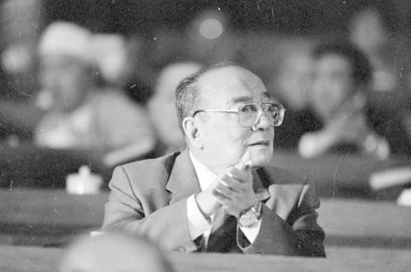 毛主席每次离开北京去外地视察，这个人总是第一个就忙的，他是谁？新中国成立后，毛主