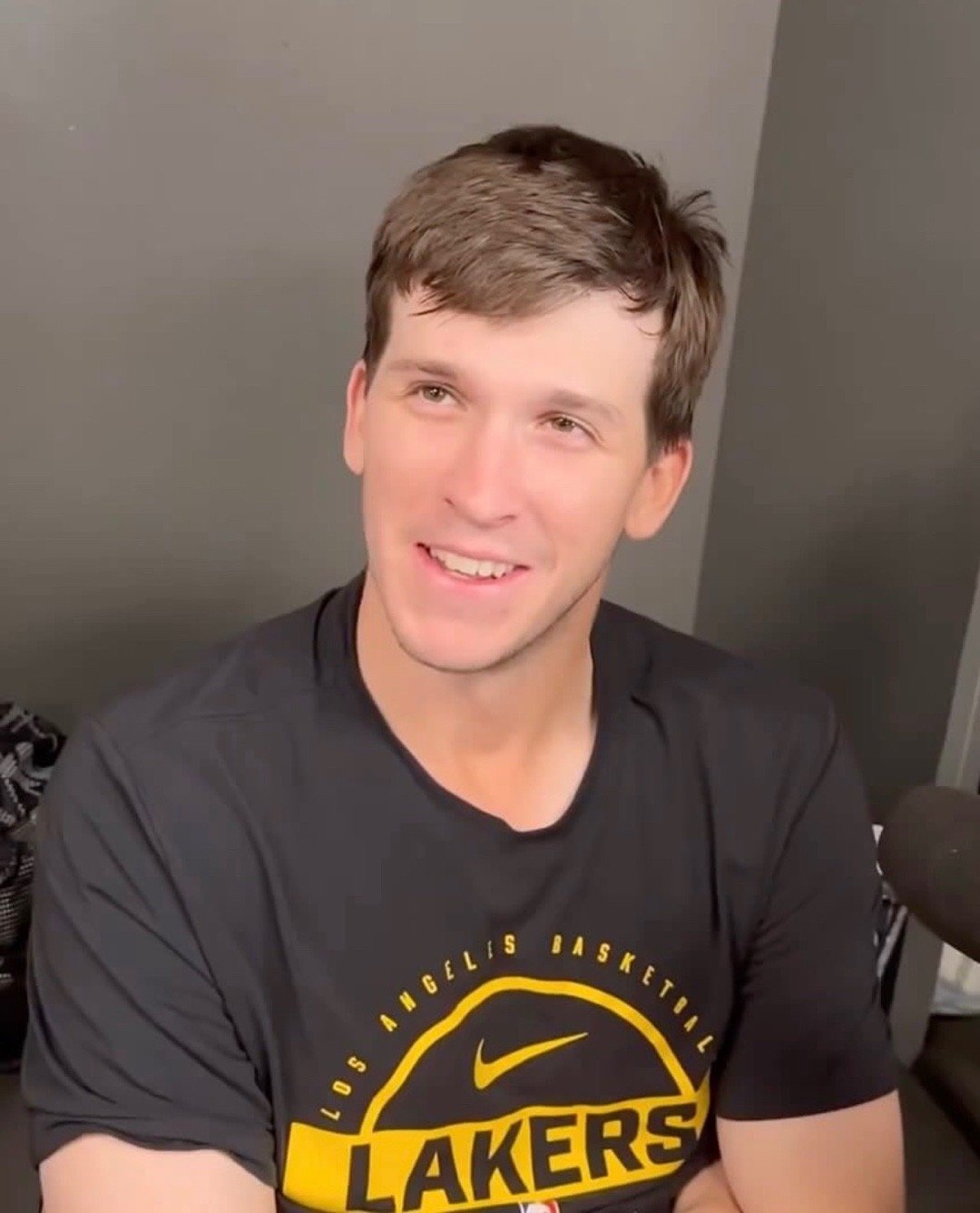 里弗斯赛后受访时说：“想像一下，布朗尼在 NBA 担任先发，而勒布朗却被下放到发