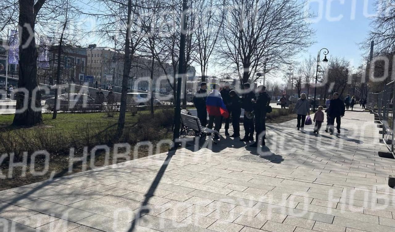 【在俄罗斯，试图举行抗议活动反对互联网限制的尝试失败了。 】在莫斯科，数十人试图