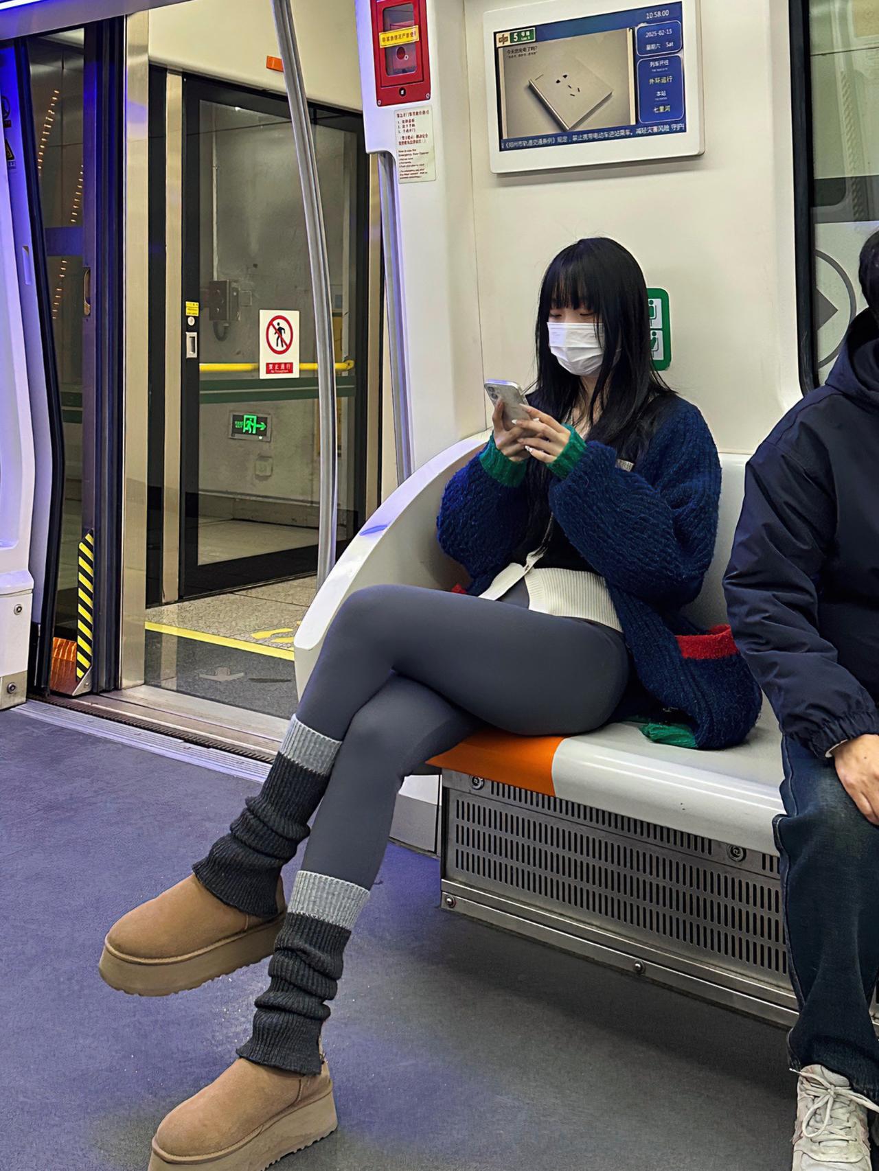 地铁上遇到的，第一次对瑜伽裤有了直观感！
今天在地铁上遇见的一个小姐姐，穿的瑜伽