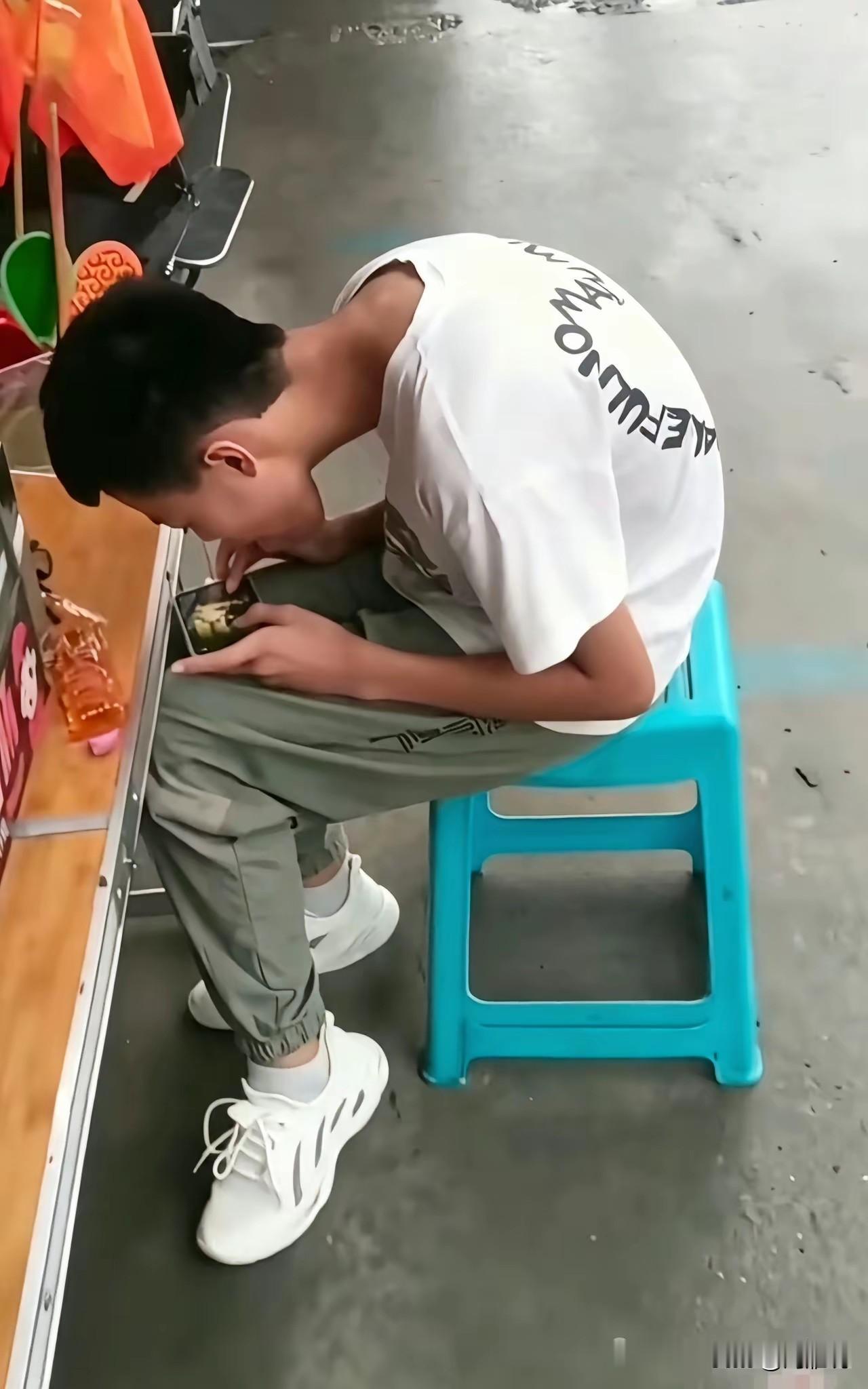 每次我看到这样的孩子，我都去拍拍他，直起腰来，有的孩子被拍的愣愣的，有的甚至很生